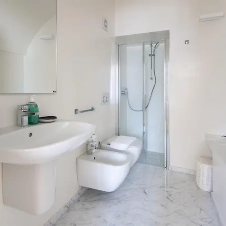 Iseolakerental - La Terrazza Sul Porto Apartament